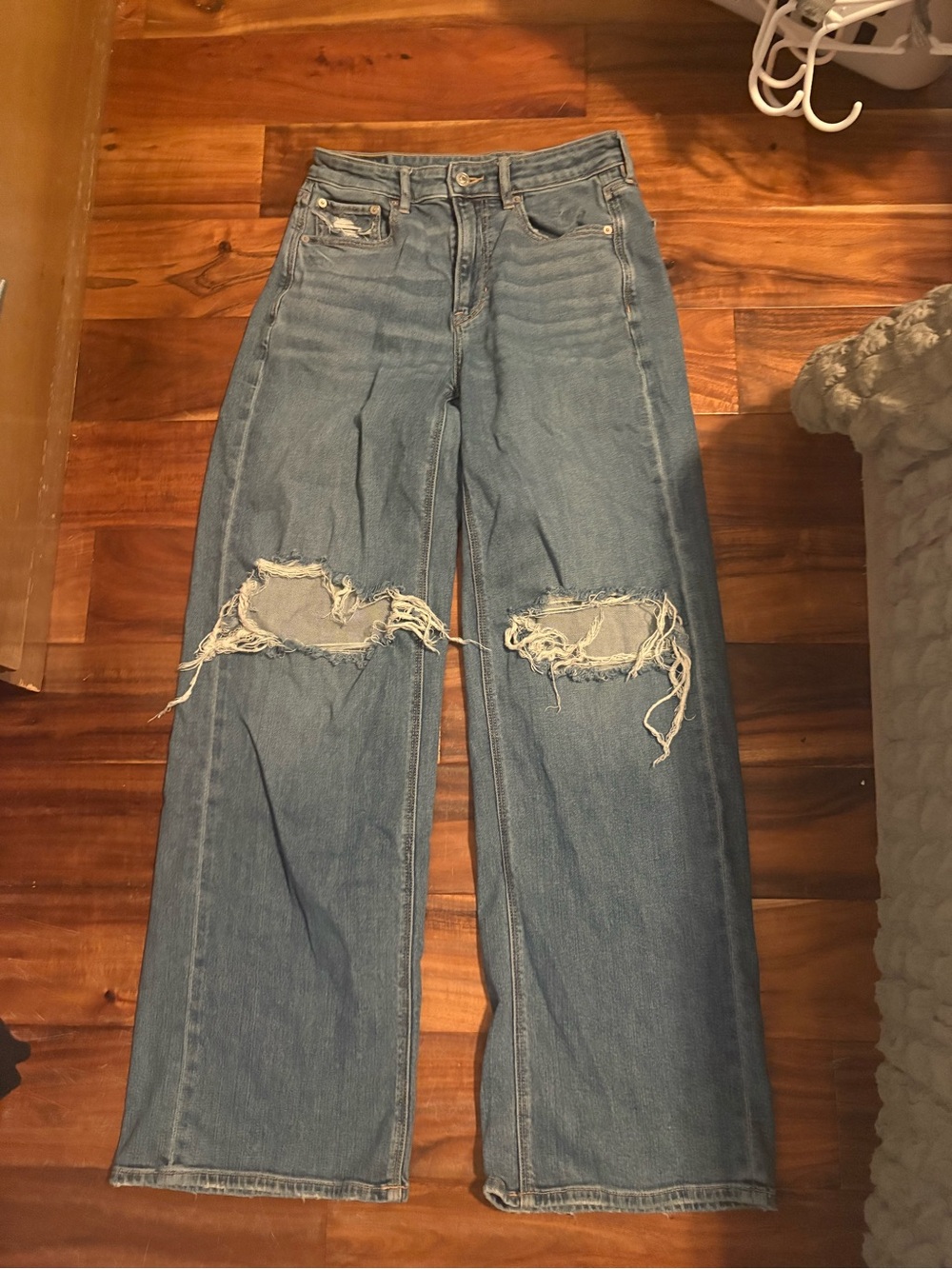 American Eagle Super High Rise Baggy Wide Leg Jeans Distressed Size 4 (1404)